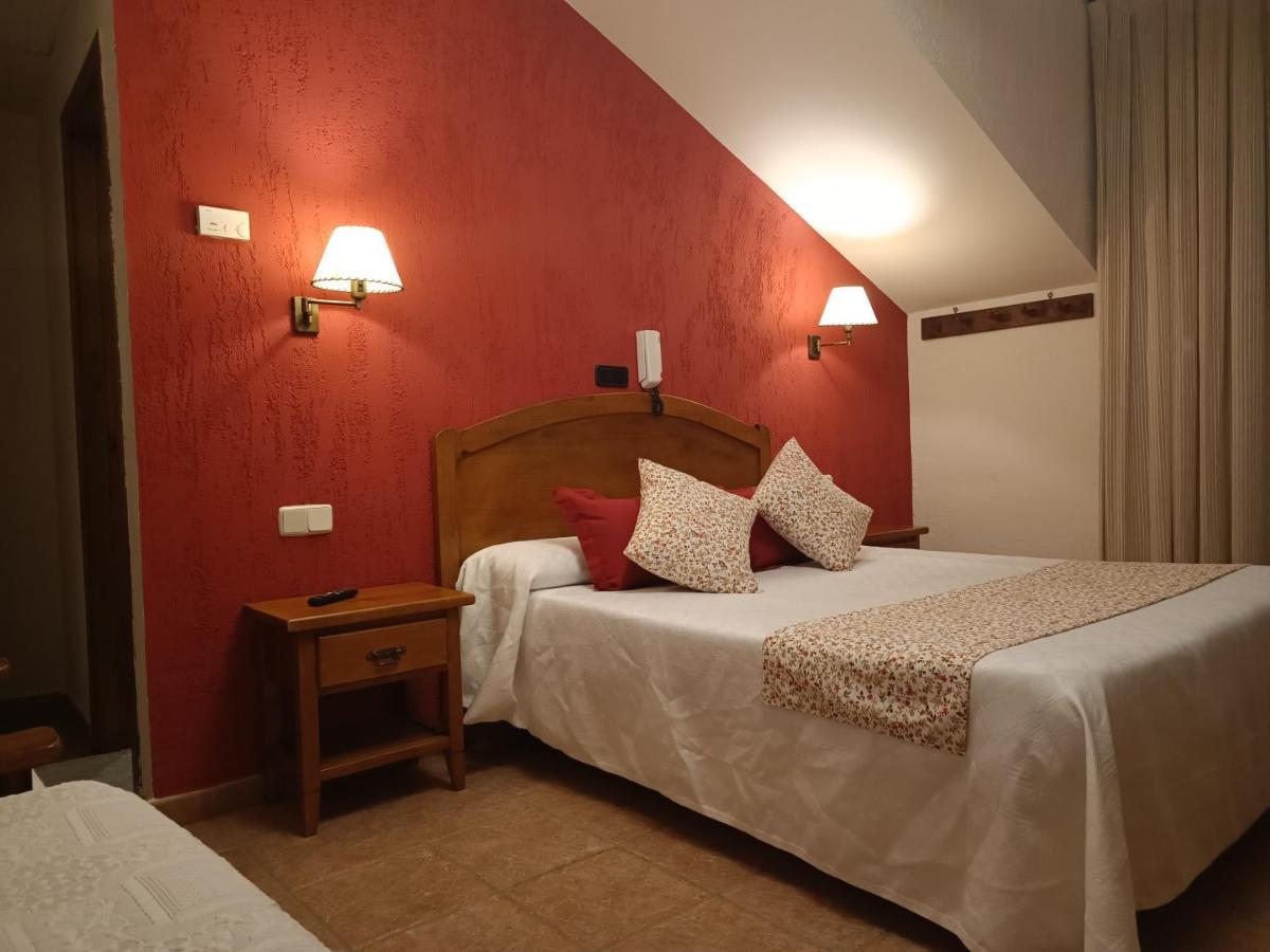 hostal Decerca Prádena Esterno foto