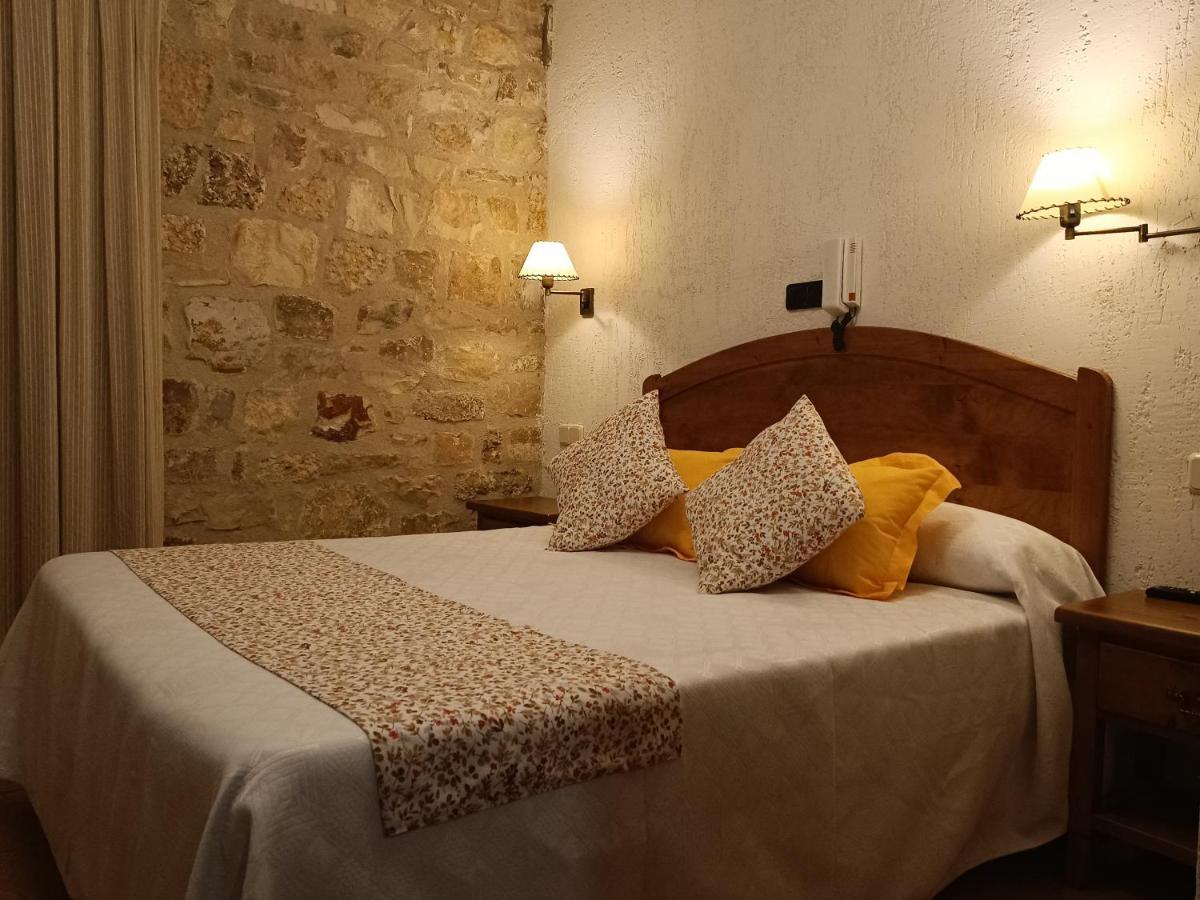hostal Decerca Prádena Esterno foto